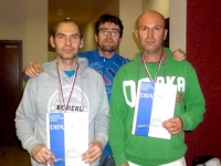 Finalista 45+  E. Siebenstich, víťaz R. Šurka, za nimi riaditeľ M. Novák